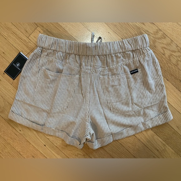 NWT VOLCOM khaki/white striped Sunday Strut Cuffed Shorts Size S - Picture 2 of 11